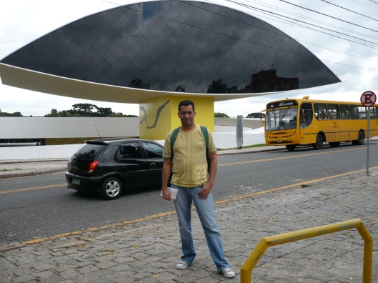 Fsili em frente ao Museu Oscar Niemeyer, em Curitiba (foto arquivo pessoal)