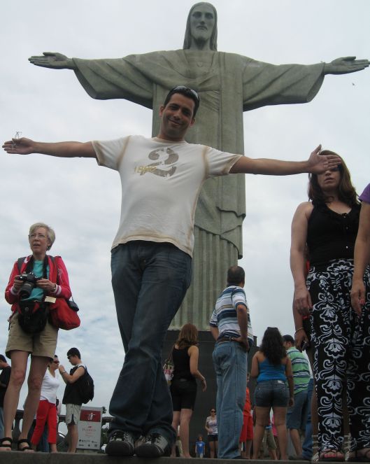 Fsili posa junto ao Cristo Redentor, no Rio de Janeiro (foto arquivo pessoal)